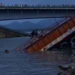 കാർവാറിൽ പാലം തകർന്ന് പുഴയിൽ വീണ ലോറി കരയ്ക്ക് എത്തിച്ചു