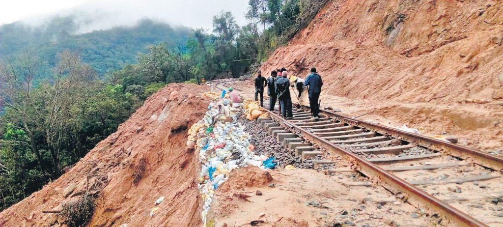 മണ്ണിടിച്ചിൽ: ബെംഗളൂരു-മംഗളൂരു റെയിൽപ്പാത ഗതാഗതയോഗ്യമാക്കി, കണ്ണൂർ എക്സ്‌പ്രസ് ഇന്നുമുതൽ സര്‍വീസ് പുനരാരംഭിക്കും