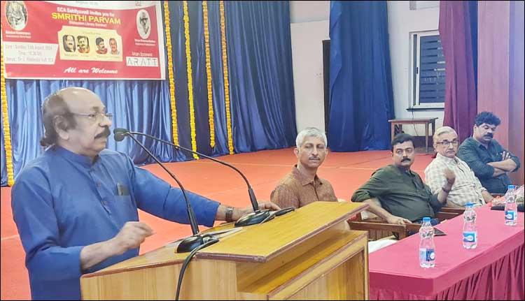 ലക്ഷ്യാധിഷ്ഠിതമായ കൃതികളിലൂടെ ജീവിതത്തെ ഏറ്റവും ലളിതമായി അനാവരണം ചെയ്ത പ്രതിഭാശാലികളായിരുന്നു കുമാരനാശാനും വൈക്കം മുഹമ്മദ്‌ ബഷീറും – കവി സച്ചിദാനന്ദൻ