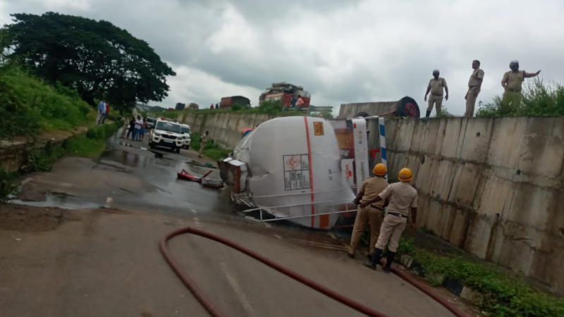 സ്പിരിറ്റ് കയറ്റികൊണ്ടുവന്ന ടാങ്കർ മറിഞ്ഞ് അപകടം