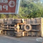 കർണാടക – തമിഴ്നാട് ദേശീയ പാതയിൽ ലോറി മറിഞ്ഞ് അപകടം; ഗതാഗതം തടസപ്പെട്ടു