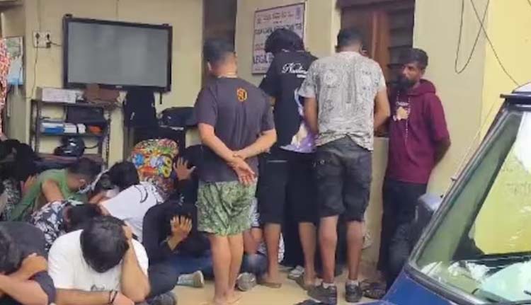 മൈസൂരുവില്‍ റേവ്പാര്‍ട്ടിക്കിടെ പോലീസ് റെയ്ഡ്; യുവതികൾ ഉള്‍പ്പെടെ 56 പേര്‍ കസ്റ്റഡിയില്‍