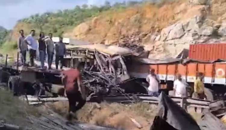 ആന്ധ്രയിൽ ബസ് ലോറികളിൽ ഇടിച്ച് അപകടം: എട്ട് മരണം; 30 പേര്‍ക്ക് പരുക്ക്