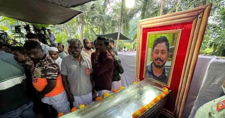 അര്‍ജുന്റെ മൃതദേഹം കണ്ണാടിക്കലിലെ വീട്ടിലെത്തിച്ചു; കണ്ണീരോടെ ആയിരങ്ങള്‍