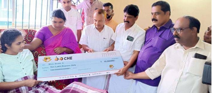 ശ്രുതിക്കു വീട്; ബോചെ വാഗ്ദാനം ചെയ്ത 10 ലക്ഷം കൈമാറി