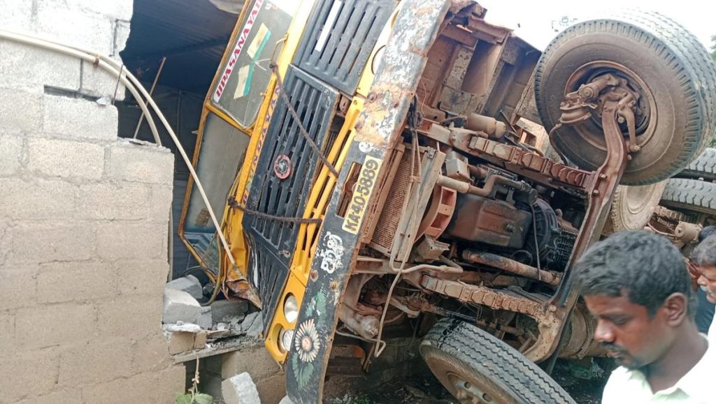 ട്രക്ക് ഹോട്ടലിലേക്ക് ഇടിച്ചുകയറി രണ്ട് മരണം