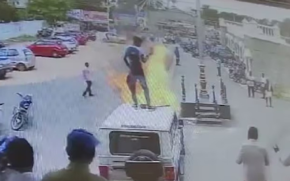 തഹസിൽദാരുടെ വാഹനത്തിന് തീയിട്ട യുവാവ് കസ്റ്റഡിയിൽ