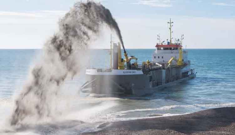 ഷിരൂരില്‍ തിരച്ചിലിനായുള്ള ഡ്രഡ്ജര്‍ കാര്‍വാര്‍ തുറമുഖത്തെത്തി