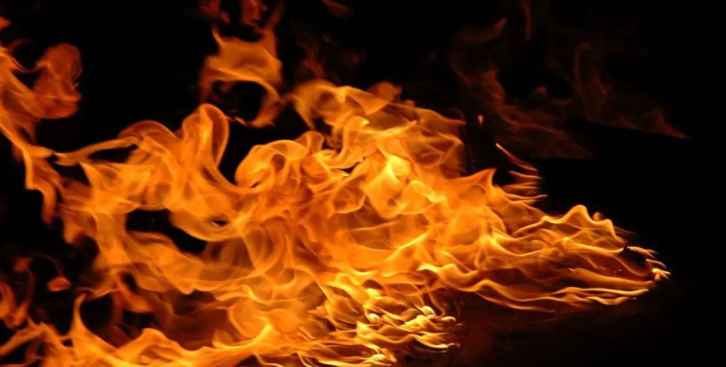 ലോറിയുടെ പിന്നിലിടിച്ച് കാര് പൂര്ണ്ണമായി കത്തിനശിച്ചു