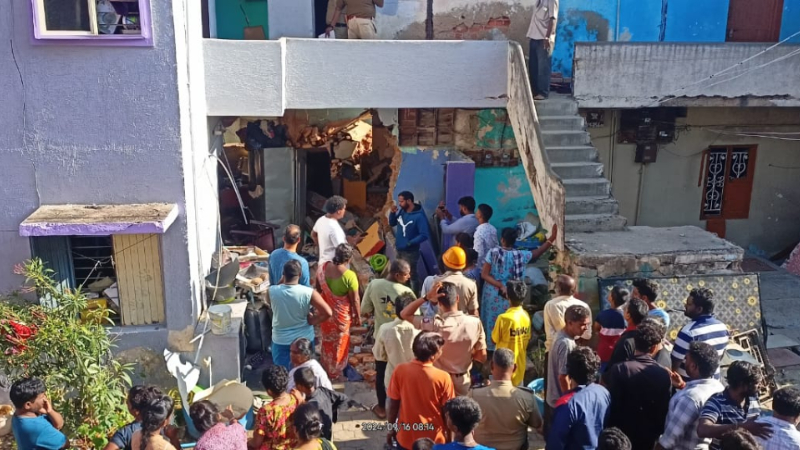 പാചകവാതക സിലിണ്ടർ പൊട്ടിത്തെറിച്ച് നാല് പേർക്ക് പൊള്ളലേറ്റു