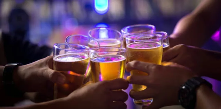 വീട്ടിൽ സൂക്ഷിച്ചിരുന്ന മദ്യം കഴിച്ചു; മൂന്ന് വിദ്യാർഥികൾ അവശനിലയിലായി