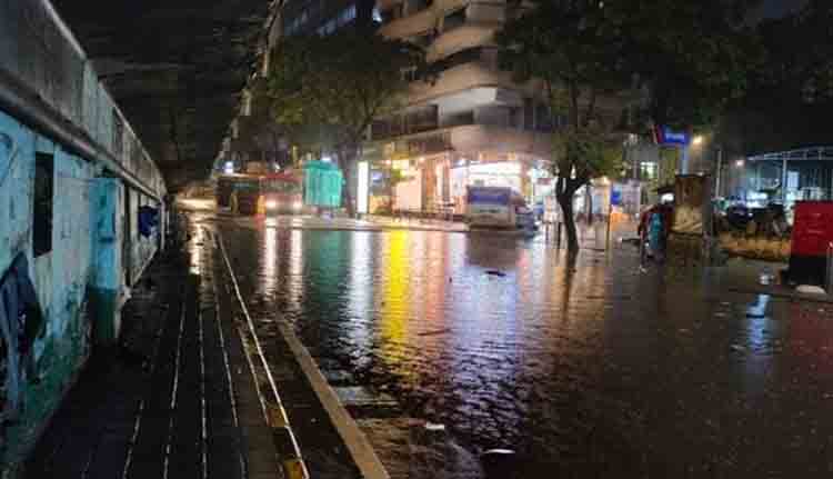 മുംബൈയിൽ കനത്തമഴ; റെഡ് അലര്ട്ട്, വിമാനങ്ങള് വഴിതിരിച്ച് വിട്ടു, വിദ്യാഭ്യാസ സ്ഥാപനങ്ങൾക്ക് ഇന്ന് അവധി
