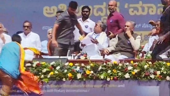 സിദ്ധരാമയ്യ പങ്കെടുത്ത പരിപാടിയിൽ സുരക്ഷ വീഴ്ച