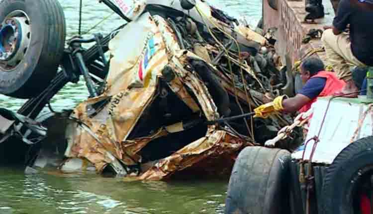 അർജുന്റെ ലോറിയിൽ നിന്ന് മൃതദേഹഭാഗം പുറത്തെടുത്തു