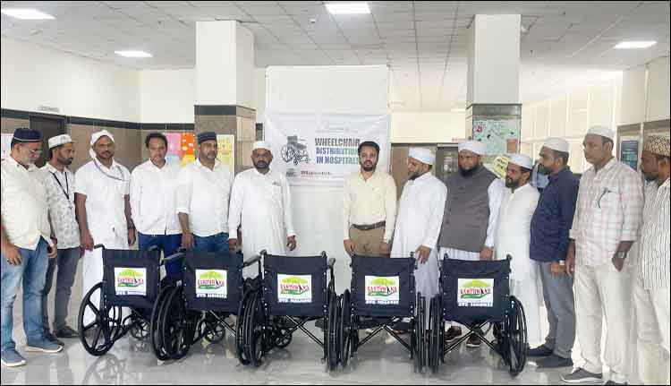 വീൽ ചെയറുകൾ നൽകി