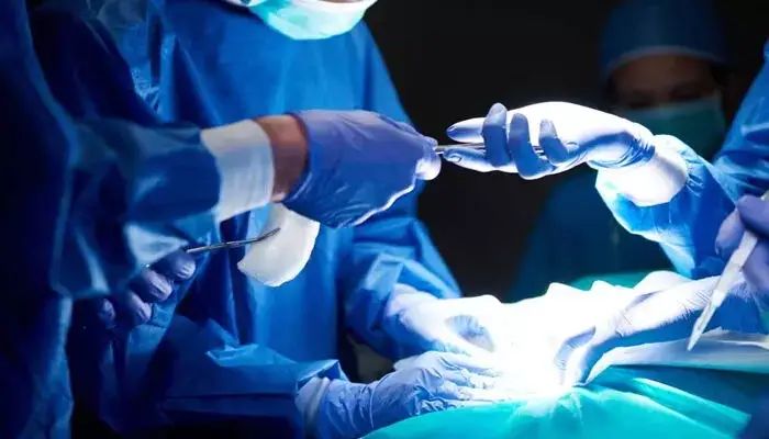 യുട്യൂബ് നോക്കി ഡോക്ടറുടെ ശസ്ത്രക്രിയ; ഛര്‍ദിയുമായി എത്തിയ പതിനഞ്ചുകാരന് ദാരുണാന്ത്യം