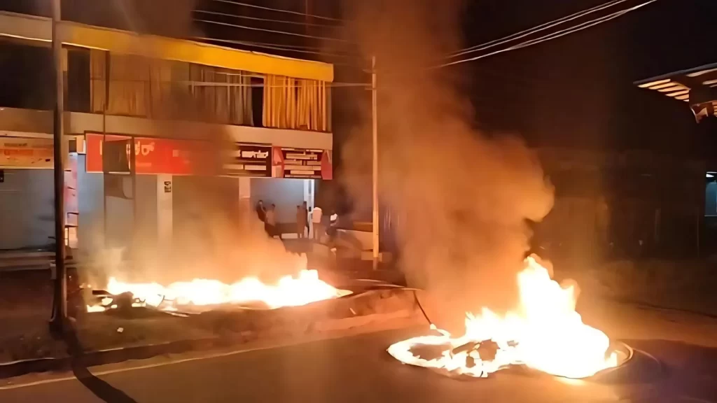 മാണ്ഡ്യയിൽ ഗണേശചതുർഥി ഘോഷയാത്രയ്ക്കിടെ സംഘർഷം; കല്ലേറ്, കടകൾക്കും വാഹനങ്ങൾക്ക് തീയിട്ടു