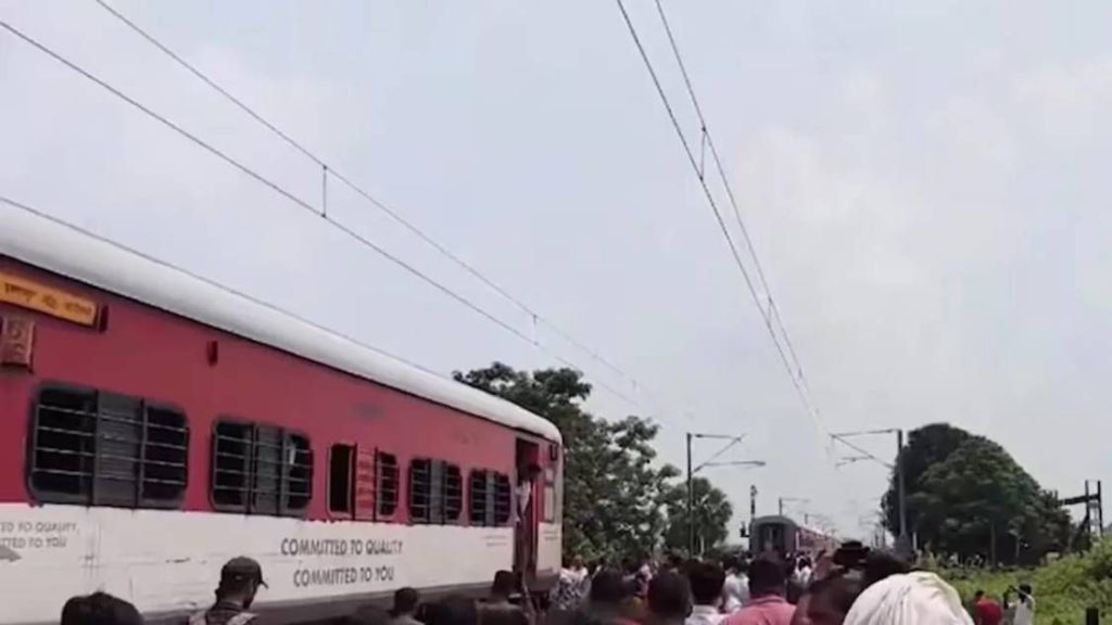 ഓടുന്നതിനിടെ സൂപ്പര്‍ ഫാസ്റ്റ് ട്രെയിനിന്റെ ബോഗികള്‍ വിട്ടുപോയി