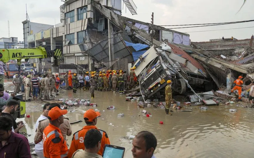 മൂന്നുനില കെട്ടിടം തകര്‍ന്നുവീണു; നാല് മരണം, 13 പേര്‍ക്ക് ഗുരുതര പരുക്ക്