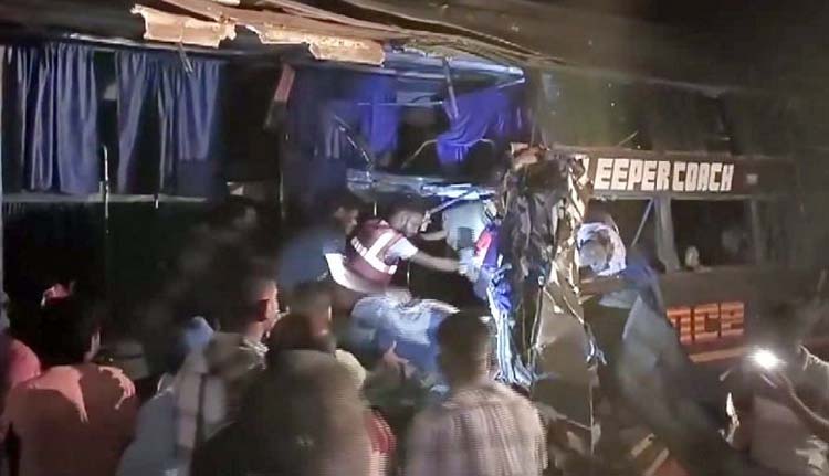 മധ്യപ്രദേശിൽ ബസും ട്രക്കും കൂട്ടിയിടിച്ച് ആറ് മരണം; 20 പേർക്ക് പരുക്ക്