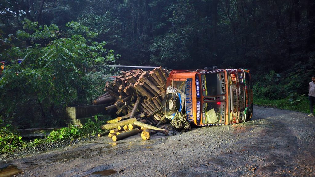 മാക്കൂട്ടം ചുരം റോഡില് ലോറി മറിഞ്ഞ് അപകടം; ബെംഗളൂരുവില് നിന്നടക്കമുള്ള നിരവധി വാഹനങ്ങള് ചുരത്തില് കുടുങ്ങി
