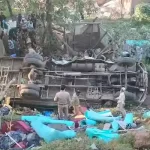 ജമ്മു കശ്മീരില്‍ സൈനിക വാഹനം താഴ്ചയിലേക്ക് മറിഞ്ഞു; മൂന്ന് ബി എസ് എഫ് ജവാന്മാര്‍ മരിച്ചു, 32 പേർക്ക് പരുക്ക്