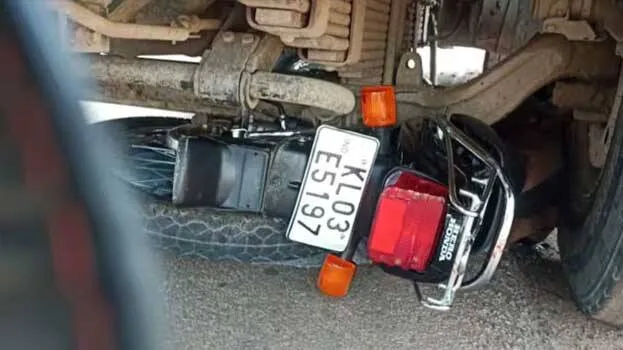 ഗുണ്ടൽപേട്ടിൽ ബൈക്കിൽ ലോറിയിടിച്ച് മലയാളി ദമ്പതികളും മകനും മരിച്ചു