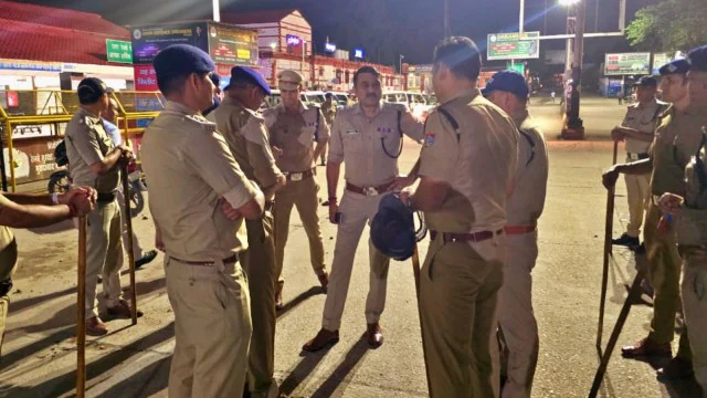 വ്യത്യസ്ത മത സമുദായങ്ങളിൽപ്പെട്ടവരുടെ പ്രണയത്തെ ചൊല്ലി റെയിൽവേ സ്റ്റേഷനിൽ സംഘർഷം; പരസ്യമായി ഏറ്റുമുട്ടി