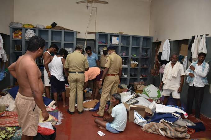 പരപ്പന അഗ്രഹാര ജയിലിൽ റെയ്ഡ്; കണ്ടെടുത്തത് വിലകൂടിയ ഇലക്ട്രോണിക് ഉപകരണങ്ങളും സിഗരറ്റ് പാക്കറ്റുകളും