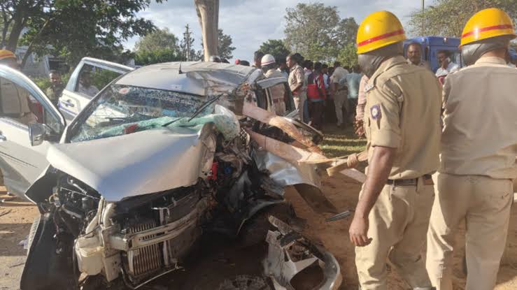 കാർ മരത്തിലിടിച്ച് അപകടം; നാല് പേർ മരിച്ചു
