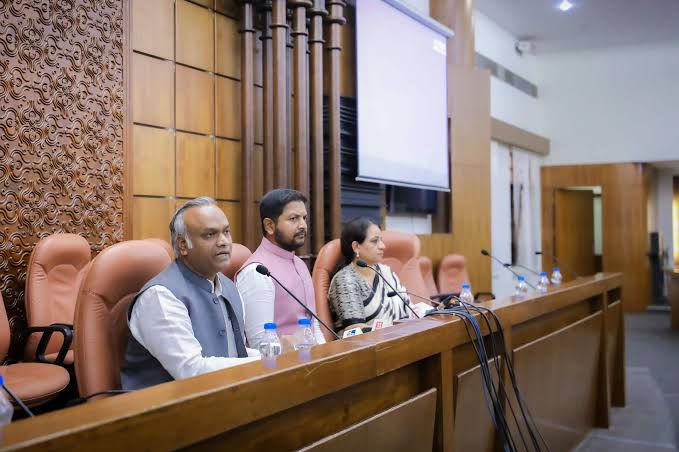 വ്യവസായ നിക്ഷേപങ്ങൾ ഗുജറാത്തിലേക്ക് വഴിതിരിച്ചുവിടുന്നു; ആരോപണവുമായി കർണാടക മന്ത്രി