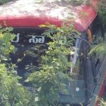 കെഎസ്ആർടിസി ബസ് കുഴിയിലേക്ക് മറിഞ്ഞ് അപകടം; 13 യാത്രക്കാർക്ക് പരുക്ക്