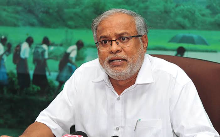 മുൻ വിദ്യാഭ്യാസ മന്ത്രി സുരേഷ് കുമാർ ആശുപത്രിയിൽ