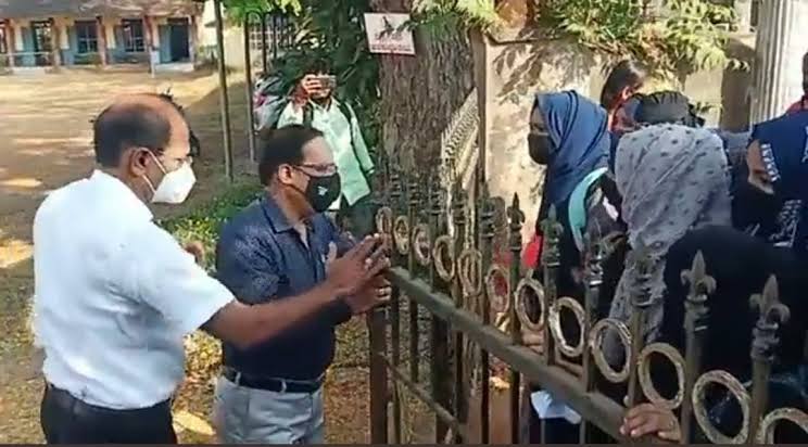 ഹിജാബ് ധരിച്ചെത്തിയ വിദ്യാർഥിനികളെ തടഞ്ഞ അധ്യാപകന് പുരസ്കാരം; പ്രഖ്യാപനം സർക്കാർ മരവിപ്പിച്ചു