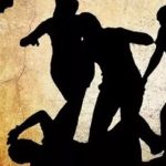 നടുറോഡിൽ യുവതിയോട് മോശമായി പെരുമാറിയ യുവാവിന് ആൾക്കൂട്ട മർദനം