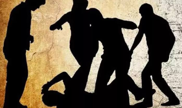 നടുറോഡിൽ യുവതിയോട് മോശമായി പെരുമാറിയ യുവാവിന് ആൾക്കൂട്ട മർദനം