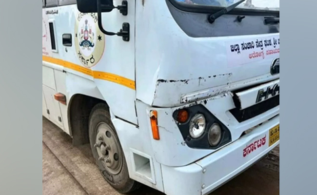 മാധ്യമപ്രവർത്തകരുമായി പോകുകയായിരുന്ന വാഹനം അപകടത്തിൽപെട്ടു; ഏഴ് പേർക്ക് പരുക്ക്