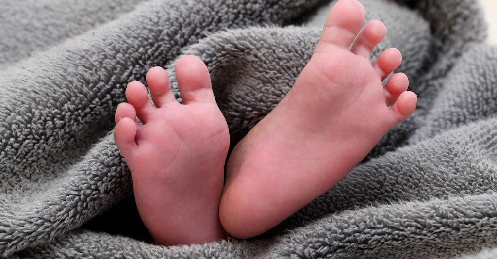 ര​ണ്ട് ദി​വ​സം പ്രാ​യ​മു​ള്ള കു​ഞ്ഞി​നെ ഒ​രു ല​ക്ഷം രൂ​പ​ക്ക് വി​റ്റു; മൂ​ന്നു​പേ​ർ അ​റ​സ്റ്റി​ൽ