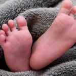 വേദനയില്‍ പുളഞ്ഞ് ഒരു വയസുകാരി; ഫോളേവേഴ്സിനെ കൂട്ടാനായി ഇൻഫ്ലുവൻസര്‍ അമ്മയുടെ ക്രൂരത