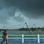 മഴ കനക്കുന്നു, കോഴിക്കോട് ജില്ലയിൽ നാളെ റെഡ് അലർട്ട്‌; സ്‌കൂളുകള്‍ക്ക് അവധി