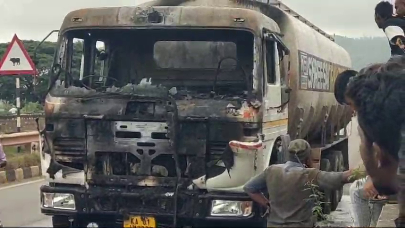 സ്പിരിറ്റ് കയറ്റി പോവുകയായിരുന്ന ടാങ്കർ ട്രക്കിന് തീപിടിച്ചു