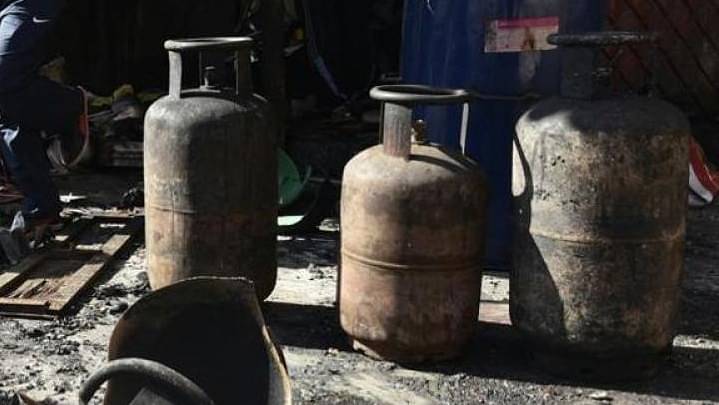 പാചകവാതക സിലിണ്ടർ പൊട്ടിത്തെറിച്ച് രണ്ട് പേർക്ക് പൊള്ളലേറ്റു