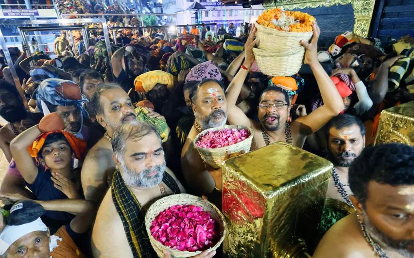 ശബരിമലയിൽ പുഷ്പഭാരം കുറയ്ക്കാൻ തീരുമാനം; പുഷ്പാഭിഷേകത്തിന് 25 ലിറ്റർ മതി