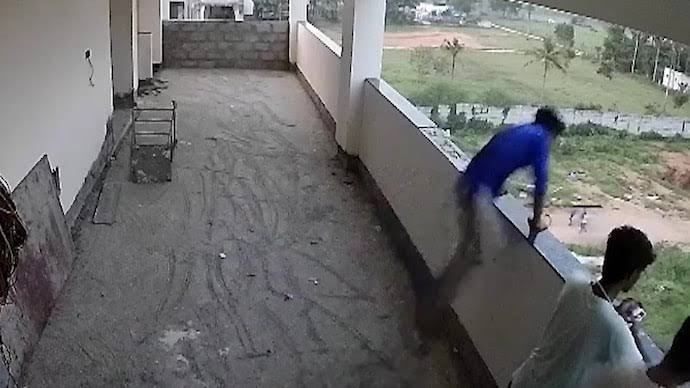 അമാനുഷിക ശക്തിയുണ്ടെന്ന് കാണിക്കാൻ കെട്ടിടത്തിൽ നിന്ന് താഴേക്ക് ചാടി; വിദ്യാർഥിക്ക് ഗുരുതര പരുക്ക്