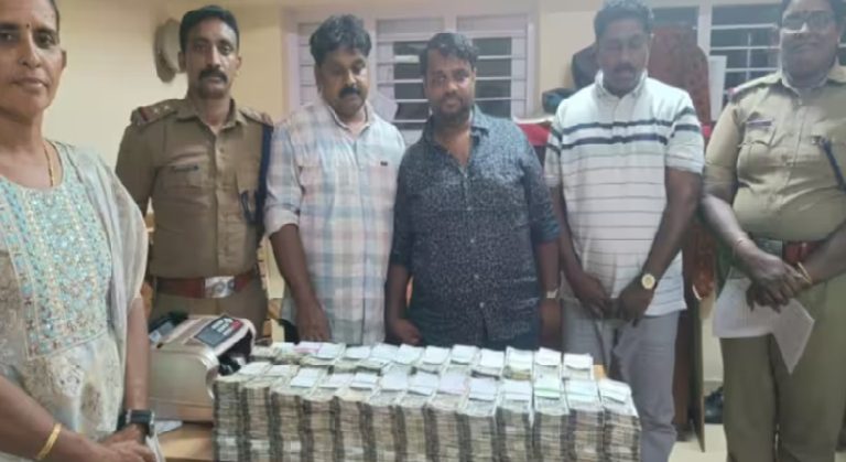 വൻ കള്ളപ്പണവേട്ട: ബെംഗളൂരുവില്‍ നിന്നും ട്രെയിനിലെത്തിയ കരുനാ​ഗപ്പള്ളി സ്വദേശികള്‍ കായംകുളത്ത് അറസ്റ്റിലായി, പിടികൂടിയത് ഒരു കോടിയിലധികം രൂപയുടെ കള്ളപ്പണം
