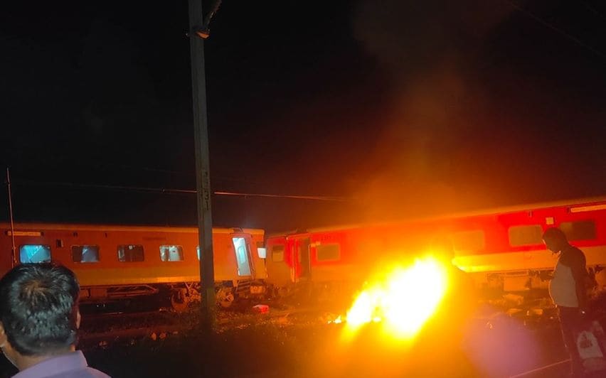 തമിഴ്‌നാട്ടില്‍ ട്രെയിനുകള്‍ കൂട്ടിയിച്ച് അപകടം; കോച്ചുകൾക്ക് തീപ്പിടിച്ചു