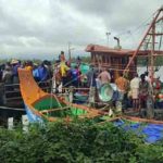 കാസറഗോഡ്‌ മത്സ്യബന്ധന ബോട്ട് മറിഞ്ഞ് ഒരാള്‍ മരിച്ചു, 35 പേര്‍ നീന്തി രക്ഷപ്പെട്ടു