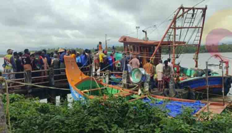കാസറഗോഡ്‌ മത്സ്യബന്ധന ബോട്ട് മറിഞ്ഞ് ഒരാള്‍ മരിച്ചു, 35 പേര്‍ നീന്തി രക്ഷപ്പെട്ടു