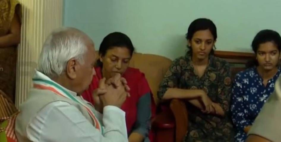 നവീന് ബാബുവിന്റെ കുടുംബാംഗങ്ങളെ ആശ്വസിപ്പിച്ച് ഗവര്ണര് ആരിഫ് മുഹമ്മദ് ഖാന്