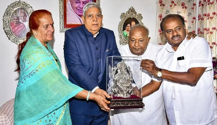 ഉപരാഷ്ട്രപതി ജഗദീപ് ധൻകർ ദേവഗൗഡയെ സന്ദർശിച്ചു